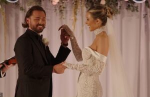 Olivia Attwood e Bradley Dack NUNCA foram realmente casados: fontes revelam como o casamento luxuoso do casal – completo com a série ITV e seu vestido de £ 300 mil – foi uma ‘farsa’ … enquanto contam a DOLLY BUSBY o motivo chocante por trás do engano O casamento foi capturado pela câmera quando a estrela do reality show assinou um contrato com a ITV para uma série de 17 episódios, Olivia Meets Her Match, distribuída por três temporadas.