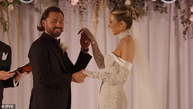 Olivia Attwood e Bradley Dack NUNCA foram realmente casados: fontes O casamento foi capturado pela câmera quando a estrela do reality show assinou um contrato com a ITV para uma série de 17 episódios, Olivia Meets Her Match, distribuída por três temporadas.