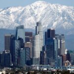 Montanhas cobertas de neve pairam sobre Los Angeles.