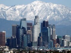 Onda de calor derrete desculpas para o fracasso da Califórnia em expandir o armazenamento de água Montanhas cobertas de neve pairam sobre Los Angeles.