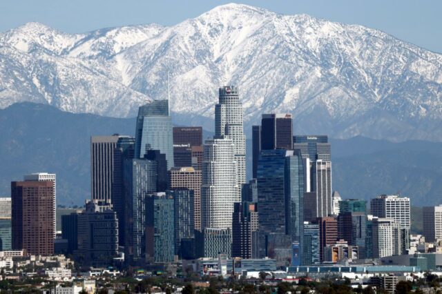 Onda de calor derrete desculpas para o fracasso da Califórnia Montanhas cobertas de neve pairam sobre Los Angeles.