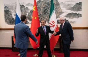 Onde estão os aliados do Irão? Por que Moscou e Pequim estão mantendo distância Membros do Exército Iraniano participam do exercício conjunto da Marinha do Irã e da Rússia no sul do Irã, nesta imagem de folheto obtida em 19 de fevereiro de 2026. Exército Iraniano/WANA (Agência de Notícias da Ásia Ocidental)/Folheto via REUTERS ATENÇÃO EDITORES - ESTA FOTO FOI FORNECIDA POR TERCEIROS. IMAGENS TPX DO DIA