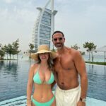 Furar ou torcer? Kate e Rio Ferdinand, que se mudaram para Dubai no ano passado, estão entre os milhares de expatriados dos Emirados Árabes Unidos que podem estar considerando mudar-se para outro lugar se o conflito no Golfo continuar a aumentar.