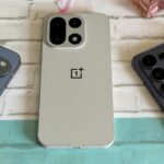 Google Pixel 10 e um Samsung Galaxy s25 na frente de um logotipo verde estilizado do Android.