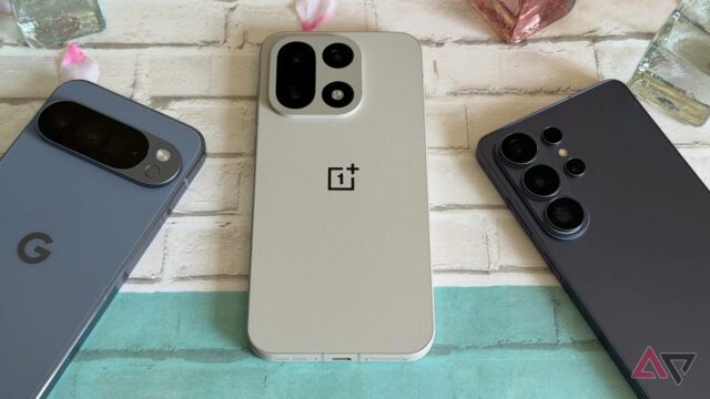 Google Pixel 10 e um Samsung Galaxy s25 na frente de um logotipo verde estilizado do Android.