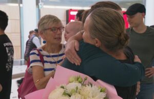 Ônibus DFAT levarão australianos retidos do Catar para a Arábia Saudita Ministro Assistente do DFAT, Matt Thistlewaite.