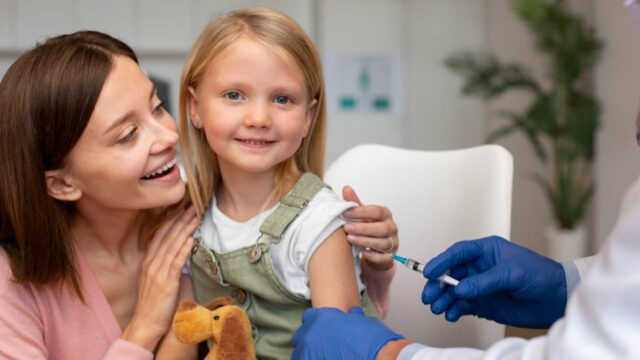 Orang Tua Muda Lebih Peduli Vaksinasi Anak, Ini Alasannya
