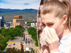 Os 20 piores lugares para se viver com alergias ao pólen em 2026 Jovem espirrando em um lenço de papel na frente de árvores floridas.