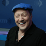 Os EUA devem restaurar o alistamento militar, afirma Rob Schneider