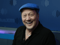 Os EUA devem restaurar o alistamento militar, afirma Rob Schneider Os EUA devem restaurar o alistamento militar, afirma Rob Schneider