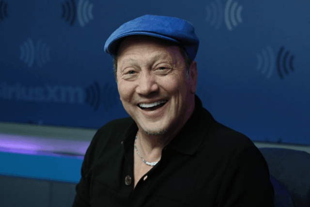 Os EUA devem restaurar o alistamento militar, afirma Rob Schneider Os EUA devem restaurar o alistamento militar, afirma Rob Schneider