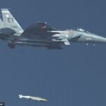 Os militares dos Estados Unidos dispararam várias bombas de penetração profunda de 5.000 libras em locais reforçados com mísseis ao longo da costa do Irã, perto do Estreito de Ormuz.