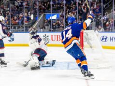 Os Islanders sobrevivem para uma vitória crucial contra os Blue Jackets enquanto voltam à vaga nos playoffs Bo Horvat (14) do New York Islanders comemora seu gol contra o goleiro Jet Greaves do Columbus Blue Jackets (73).