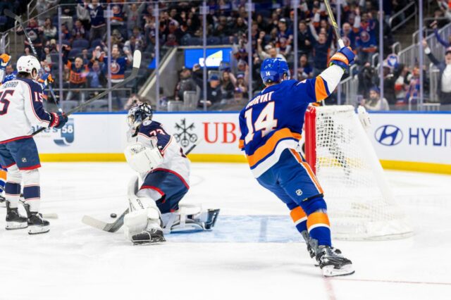 Bo Horvat (14) do New York Islanders comemora seu gol contra o goleiro Jet Greaves do Columbus Blue Jackets (73).