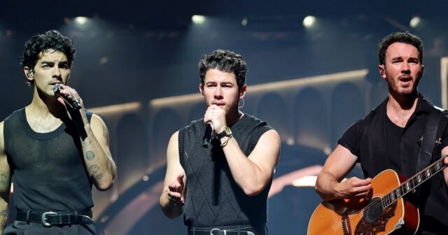 Os Jonas Brothers fizeram essas duas perguntas quando a banda Jonas Brothers: JONAS20 Saudações da turnê de sua cidade natal - Los Angeles