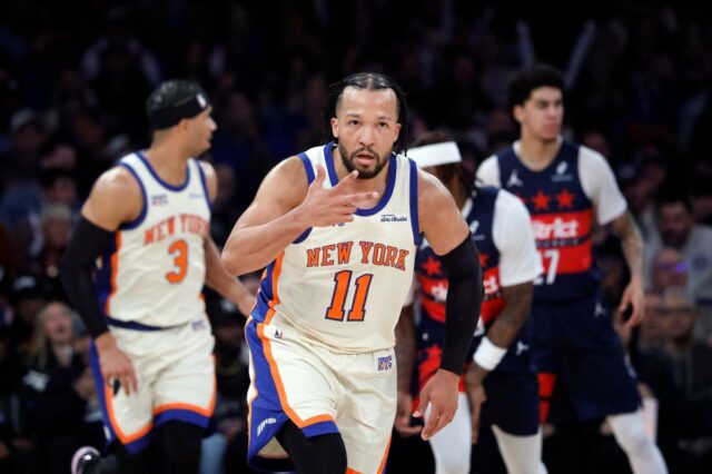 Jalen Brunson, do New York Knicks, reage após arremesso de três pontos.