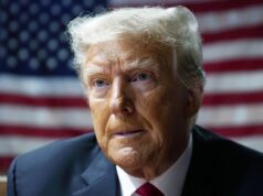 Os americanos têm uma visão dura de Trump: ‘arrogante’ e não ‘inteligente’ As chamas aumentam em uma instalação de armazenamento de petróleo ao sul da capital Teerã enquanto os ataques atingem a cidade durante a campanha militar EUA-Israel, Irã, sábado, 7 de março de 2026. (AP Photo/Vahid Salemi)