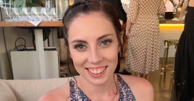 A mãe de três filhos morreu depois que ela pegou fogo em sua casa em Arundel.