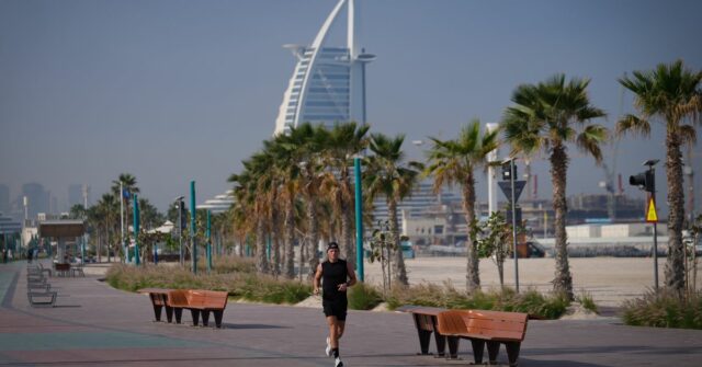 Os ataques aéreos do Irão podem ter destruído para sempre Um homem corre em uma praia com o hotel de luxo Burj Al Arab visto ao fundo em Dubai, Emirados Árabes Unidos, domingo, 1º de março de 2026.