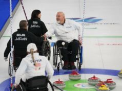 Os atletas paraolímpicos tentam se concentrar nos Jogos Cortina de Milão em meio às tensões sobre a guerra no Irã e a devolução da bandeira russa Steve Emt, à direita, e Laura Dwyer, dos Estados Unidos,...
