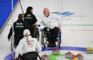 Os atletas paraolímpicos tentam se concentrar nos Jogos Cortina de Milão em meio às tensões sobre a guerra no Irã e a devolução da bandeira russa Steve Emt, à direita, e Laura Dwyer, dos Estados Unidos,...