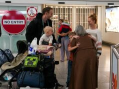 Os britânicos chegam em casa após o voo de repatriação do governo ‘traumático’ do Oriente Médio, que deixou passageiros aterrorizados sofrendo ataques de pânico Britânicos fotografados chegando ao aeroporto de Stansted esta manhã, após uma viagem ‘traumática’ de volta do Oriente Médio