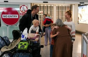 Os britânicos chegam em casa após o voo de repatriação do governo ‘traumático’ do Oriente Médio, que deixou passageiros aterrorizados sofrendo ataques de pânico Britânicos fotografados chegando ao aeroporto de Stansted esta manhã, após uma viagem ‘traumática’ de volta do Oriente Médio