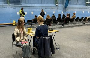 Os casos de meningite diminuem à medida que autoridades de saúde revelam que algumas pessoas foram erroneamente informadas de que tinham a doença Alunos recebendo vacinas e antibióticos da equipe médica no pavilhão esportivo do campus da Universidade de Kent, em Canterbury