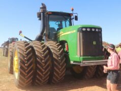 Os compradores tiveram cautela com alguns dos itens mais caros na liquidação Os compradores tiveram cautela com alguns dos itens mais caros na liquidação