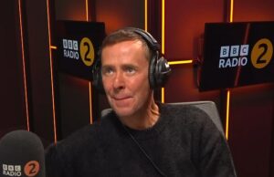 Os corredores e pilotos cotados para substituir Scott Mills: Vernon Kay é o favorito com Rylan Clark e Claudia Winkleman também na corrida após a demissão da estrela da BBC Radio 2 A busca pelo sucessor de Scott Mills na BBC Radio 2 começou depois que a demissão do jogador de 53 anos foi anunciada na segunda-feira.