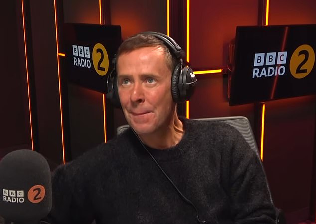 Os corredores e pilotos cotados para substituir Scott Mills: Vernon A busca pelo sucessor de Scott Mills na BBC Radio 2 começou depois que a demissão do jogador de 53 anos foi anunciada na segunda-feira.