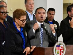 Os curadores da escola de San Diego aumentam seus próprios salários em 400% enquanto os trabalhadores se irritam Jose Solache falando em entrevista coletiva com a prefeita de Los Angeles, Karen Bass, à sua esquerda.