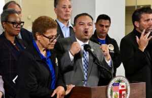 Os curadores da escola de San Diego aumentam seus próprios salários em 400% enquanto os trabalhadores se irritam Jose Solache falando em entrevista coletiva com a prefeita de Los Angeles, Karen Bass, à sua esquerda.