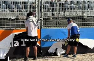 Os fãs da F1 invadem o circuito e levam tudo o que não está acertado nas cenas selvagens do Grande Prêmio da Austrália Os fãs da Fórmula 1 despiram Albert Park após o Grande Prêmio da Austrália em Melbourne, removendo até mesmo painéis publicitários
