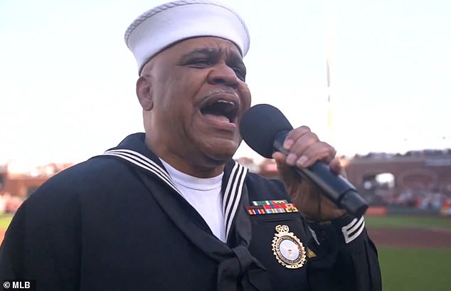 Os fãs de beisebol saúdam o 'maior hino nacional de Os fãs de beisebol ficaram com 'arrepios' após uma emocionante interpretação do hino nacional