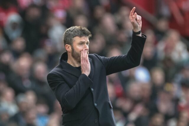 Os fãs do Man Utd fizeram uma exigência muito específica a Michael Carrick antes do confronto com o Aston Villa, a resposta foi enfática
