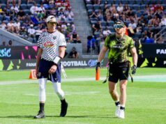 Os fãs reagem quando Tom Brady e Logan Paul ficam agitados no Flag Football Classic Tom Brady and Logan Paul on field together at Fanatics Flag Football Classic