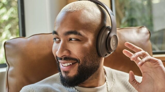 fones de ouvido brancos bate