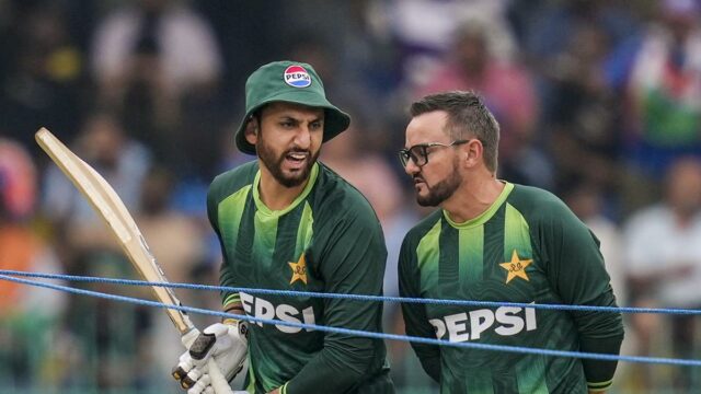 Os idosos não foram descartados para a série de Bangladesh, os jovens precisam de uma chance de serem testados: técnico do Paquistão, Hesson
