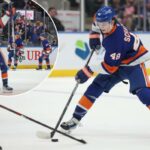 O defensor do New York Islanders, Matthew Schaefer (48), segura o disco durante o primeiro período de um jogo contra o Florida Panthers.