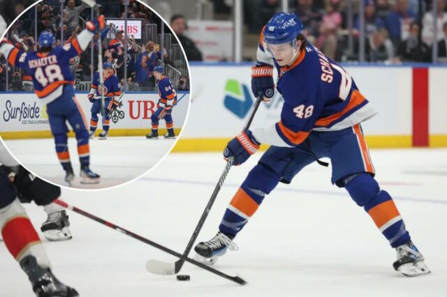 O defensor do New York Islanders, Matthew Schaefer (48), segura o disco durante o primeiro período de um jogo contra o Florida Panthers.
