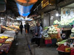 Os iranianos sobrevivem enquanto as bombas dos EUA e de Israel caem, a Internet é bloqueada Teerã bombardeada