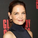 Katie Holmes na festa de gala de 2024 da Roundabout Theatre Company, realizada no Ziegfeld Ballroom em 4 de março de 2024 na cidade de Nova York.