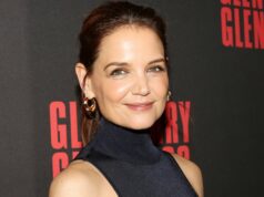 Os jeans de perna larga de Katie Holmes agradam literalmente a todos Katie Holmes na festa de gala de 2024 da Roundabout Theatre Company, realizada no Ziegfeld Ballroom em 4 de março de 2024 na cidade de Nova York.