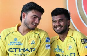 Os jovens recrutas Prashant Veer e Kartik Sharma relembram as primeiras lições de MS Dhoni no acampamento de pré-temporada do CSK Os jovens recrutas Prashant Veer e Kartik Sharma relembram as primeiras lições de MS Dhoni no acampamento de pré-temporada do CSK