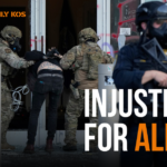 ARQUIVO - Oficiais da Patrulha de Fronteira dos EUA caminham por uma rua em Minneapolis, quarta-feira, 14 de janeiro de 2026. (AP Photo / Adam Gray, Arquivo)