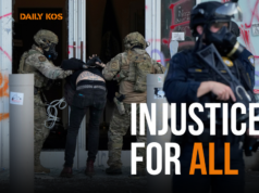 Os juízes recuam nos abusos do ICE e a liberdade religiosa prevalece ARQUIVO - Oficiais da Patrulha de Fronteira dos EUA caminham por uma rua em Minneapolis, quarta-feira, 14 de janeiro de 2026. (AP Photo / Adam Gray, Arquivo)