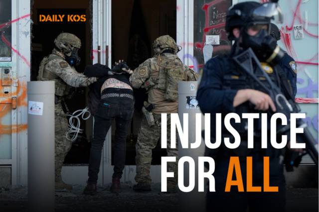 Os juízes recuam nos abusos do ICE e a liberdade ARQUIVO - Oficiais da Patrulha de Fronteira dos EUA caminham por uma rua em Minneapolis, quarta-feira, 14 de janeiro de 2026. (AP Photo / Adam Gray, Arquivo)