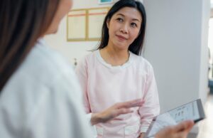 Os médicos estão implorando às mulheres de meia-idade que façam essa mudança de estilo de vida o mais rápido possível Os exercícios em casa podem ser benéficos para aumentar a força. É importante começar com um programa que o mantenha consistente.