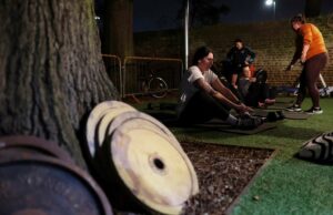 Os médicos querem que mais mulheres levantem pesos. Especialistas dizem que acolher academias e educação ajudaria Os médicos querem que mais mulheres levantem pesos. Especialistas dizem que acolher academias e educação ajudaria